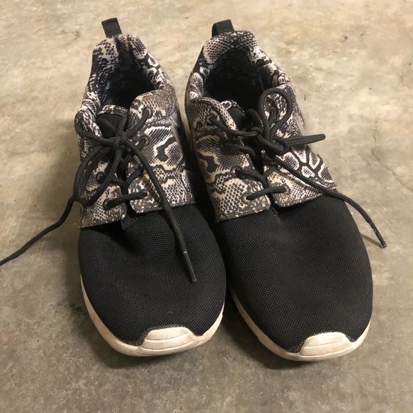 Nike Roshe One Sneaker - Picture 1 of 3